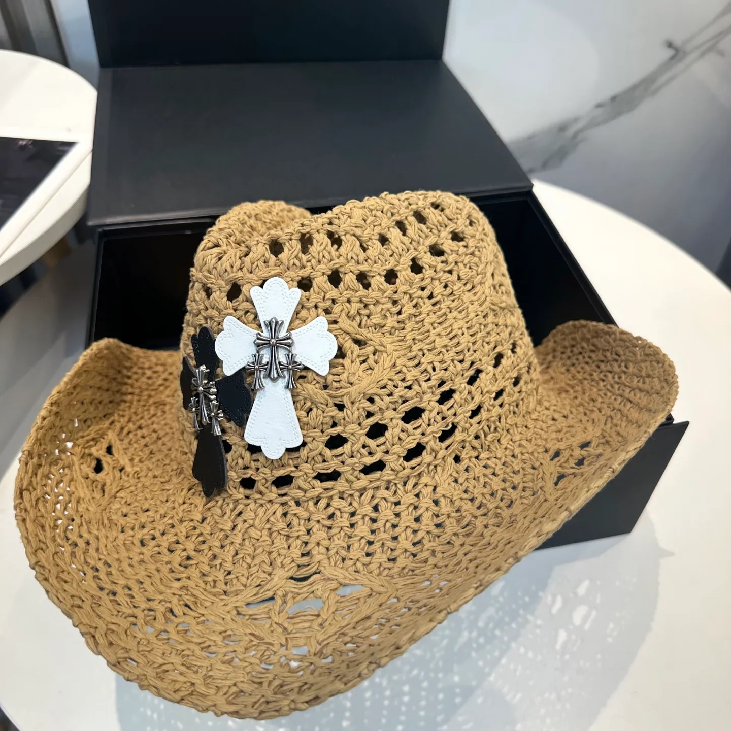 P76 Crow Heart Summer Beach Straw Hat 🔳 A must-have item in summer 🟡It has a great atmosphere when taking beach camping photos~ A straw hat with a great sense of design 📸Super release~ Shipping is not easy, so hurry up and get it while it is in stock!